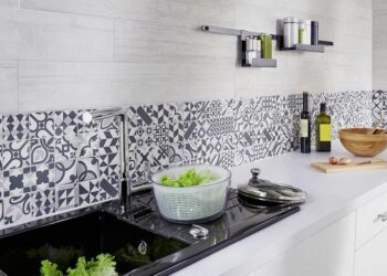 Comment couper une crédence adhésive ?