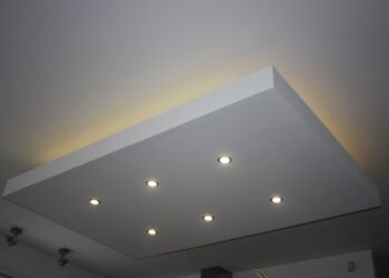 Comment décaler une lampe au plafond ?