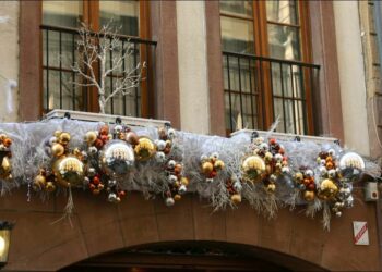 Comment décorer l'extérieur de la maison pour Noël ?