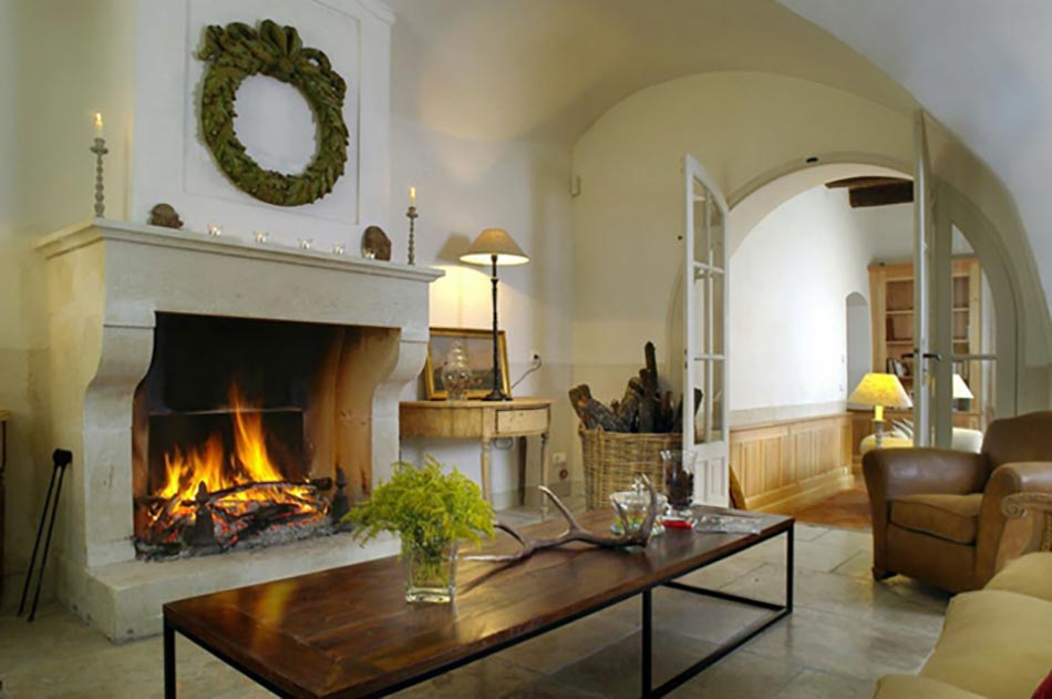 Comment décorer l'intérieur d'une vieille cheminée