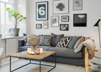 Comment décorer son salon avec un canapé gris foncé ?