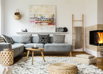 Comment décorer un grand mur blanc de salon ?