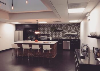 Comment décorer un grand mur de cuisine ?