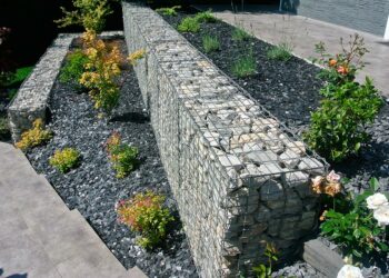 Comment décorer un mur en pente ?