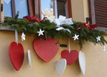 Comment décorer un rebord de fenêtre pour Noël ?