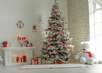 Comment décorer un sapin en rouge et blanc ?