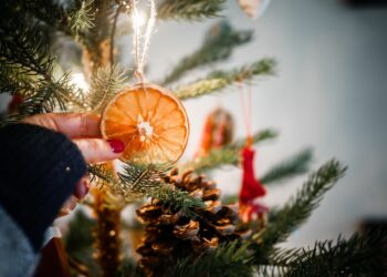 Comment décorer un sapin peu fourni ?