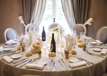 Comment décorer une chaise pour un mariage ?