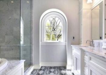 Comment décorer une vieille salle de bain ?