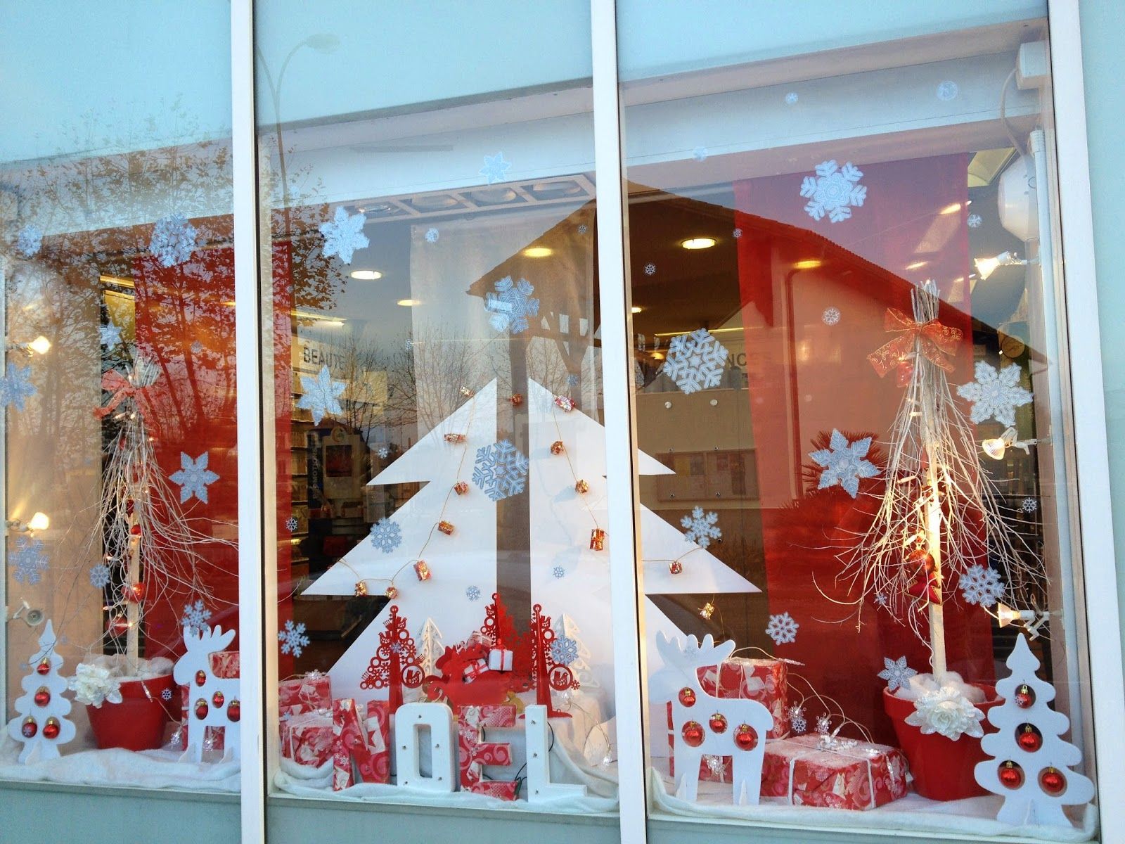 Comment décorer vitrine magasin pour Noël