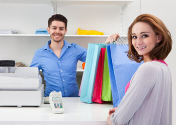 Comment devenir hôtesse de caisse sans diplôme ?