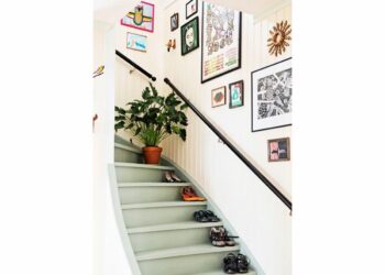 Comment disposer des cadres dans une cage d'escalier ?