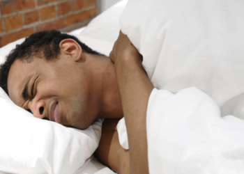 Comment dormir quand on a mal à l'épaule ?