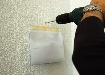 Comment éclairer un tableau sans electricité ?