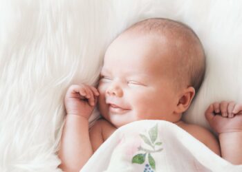 Comment emmailloter bébé la nuit ?