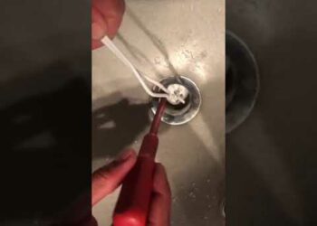 Comment enlever bouchon poussoir lavabo ?