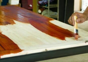 Comment enlever de la crasse sur du bois vernis ?