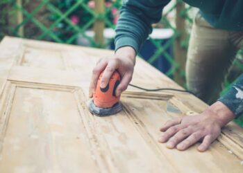 Comment enlever de la peinture sur du bois sans poncer ?