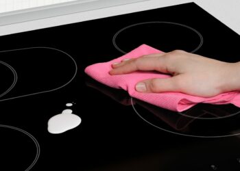 Comment enlever des taches noires sur du plastique ?