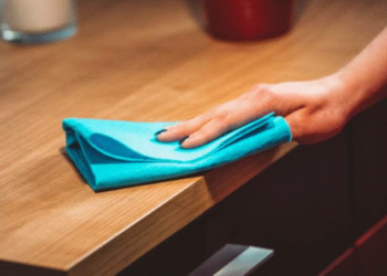 Comment enlever des taches sur du placage bois ?