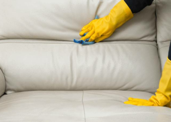 Comment enlever des taches sur une housse de canapé ?