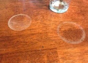 Comment enlever des taches sur une table en bois ?