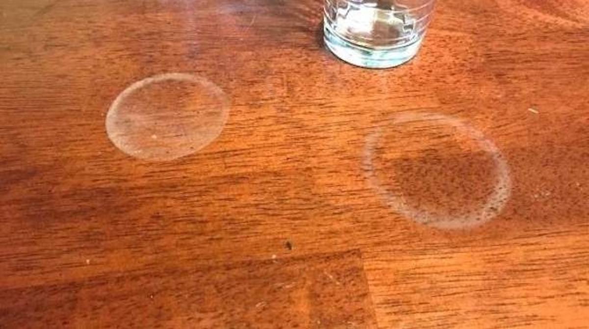 Comment enlever des taches sur une table en bois