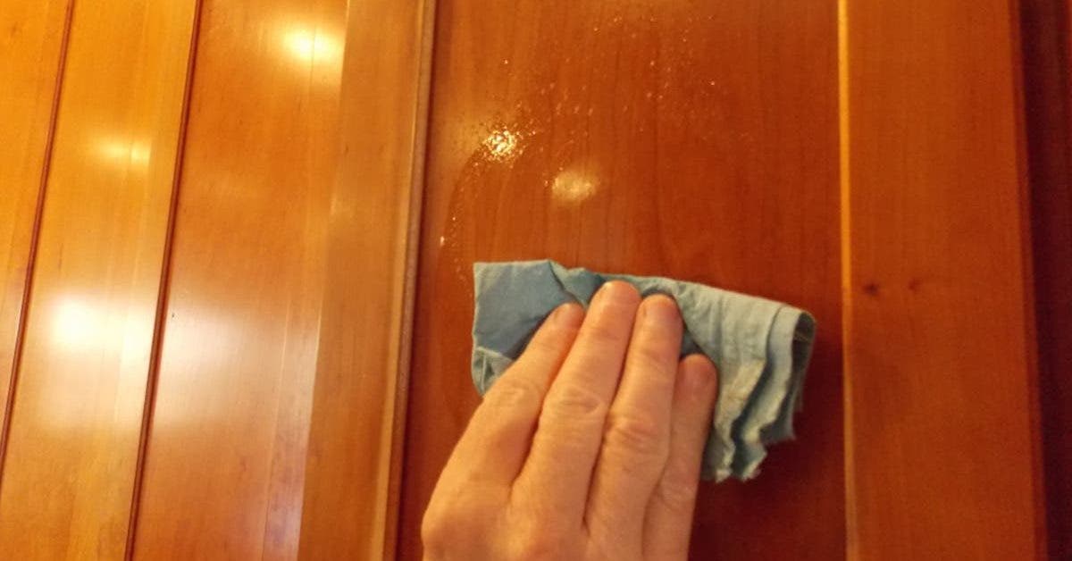 Comment enlever graisse sur porte en bois
