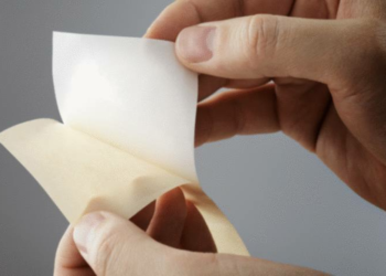 Comment enlever l'aspect collant sur plastique ?