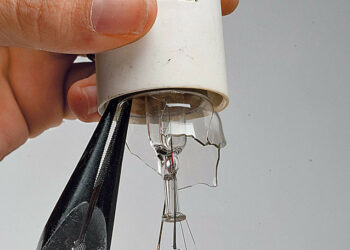 Comment enlever le culot d'une ampoule cassée ?