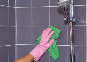 Comment enlever le rose dans la douche ?