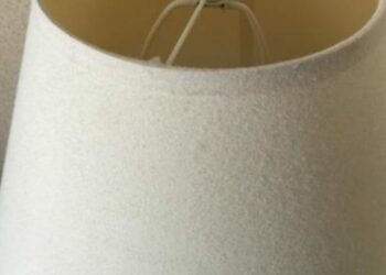 Comment enlever les taches de crottes de mouches sur un abat-jour ?