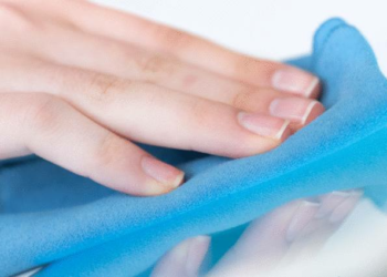 Comment enlever les traces de doigts sur les portes ?
