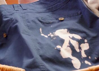 Comment enlever une tache ancienne sur un vêtement blanc ?