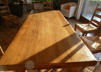Comment entretenir une table en chêne huile ?