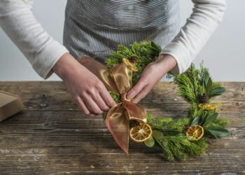 Comment fabriquer une couronne de Noël avec des pommes de pin ?