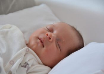 Comment faire comprendre le non à un bébé de 11 mois ?