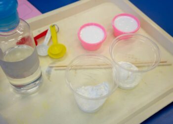 Comment faire de la colle paillettes ?