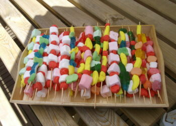 Comment faire des brochettes de bonbons ?