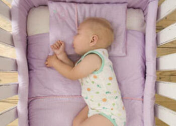 Comment faire dormir bébé en voyage sans lit parapluie ?