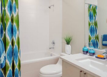 Comment faire pour que le rideau de douche ne colle pas à la peau ?