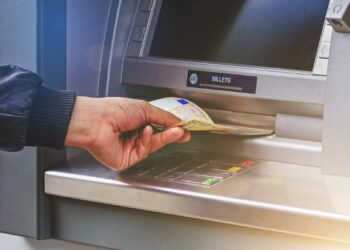 Comment faire pour retirer de l'argent à un distributeur ?