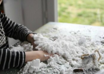 Comment faire tenir de la fausse neige sur un sapin ?