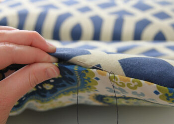 Comment faire tenir des coussins sur une chaise ?