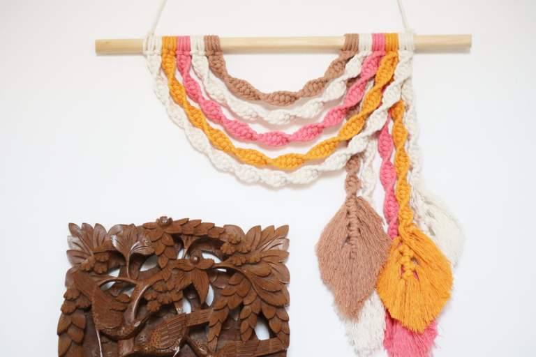 Tenture Murale Macramé - Motif Feuilles Avec Pompons, 55x25 Cm - Coton, Tissage Main - Décoration Boho, Salon, Chambre - Rouge