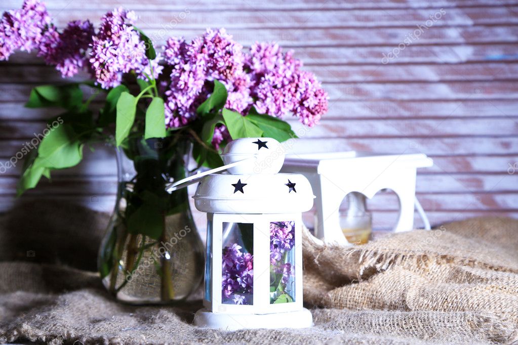 Comment faire tenir des fleurs artificielles dans un vase