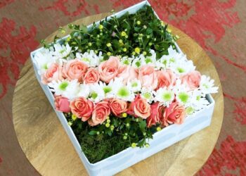 Comment faire tenir des fleurs dans un vase trop grand ?