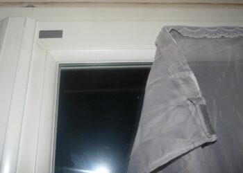 Comment faire tenir des rideaux sur des fenêtres en PVC ?