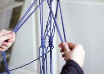 Comment faire tenir le cache de la suspension ?