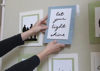 Comment faire tenir un miroir au mur sans percer ?